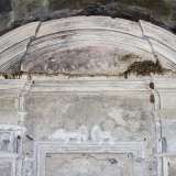 ...e intravedere la struttura dell�edicola votiva, con un timpano ad arco...
